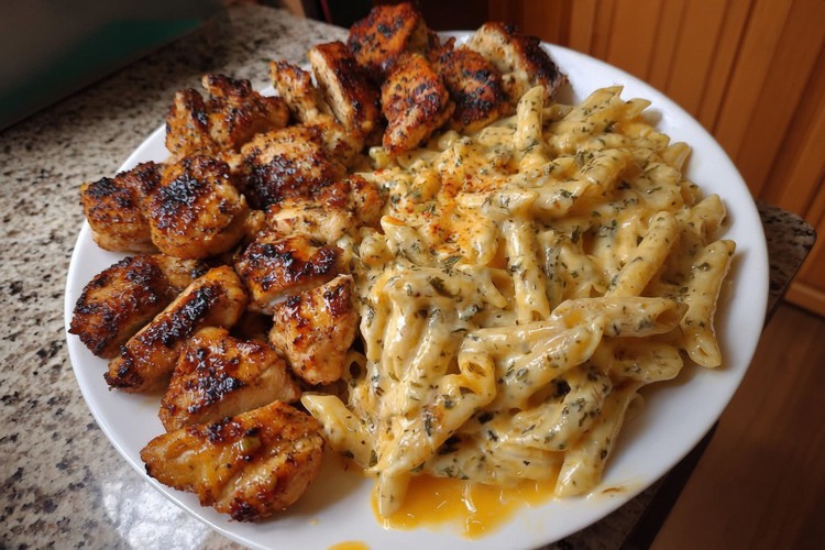 Garlic Butter Chicken Penne in Creamy