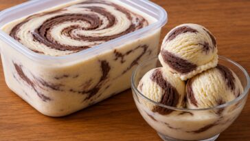 🍨 Homemade Creamy Vanilla & Chocolate Marble Ice Cream